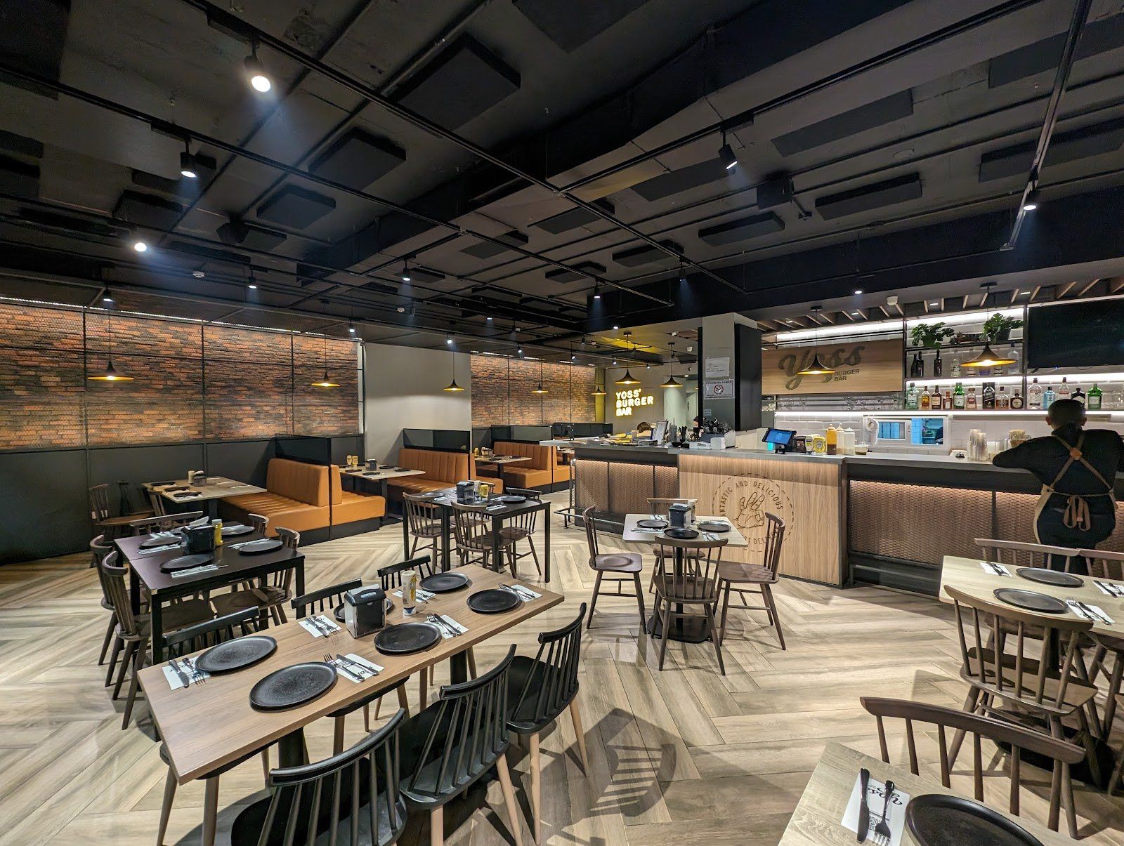 Interior de Yoss Burgers en Punta Paitilla